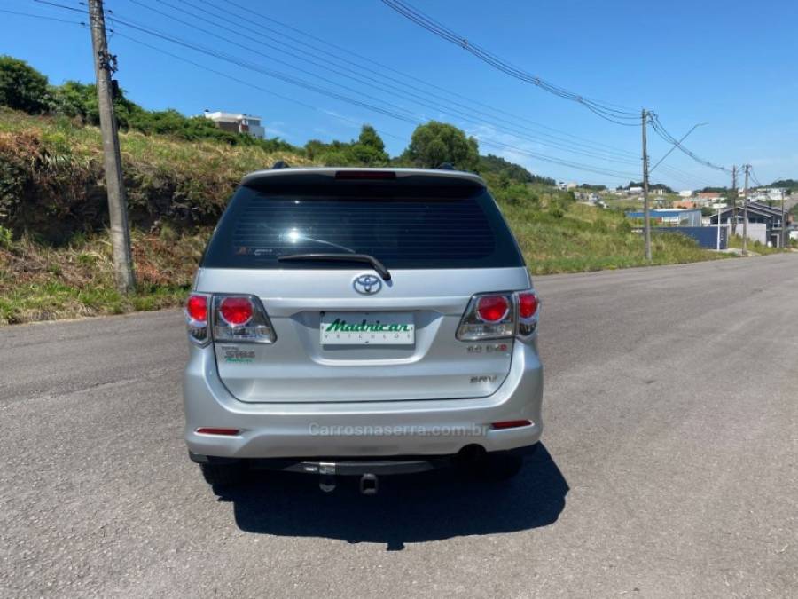 TOYOTA - HILUX SW4 - 2012/2012 - Prata - R$ 130.000,00