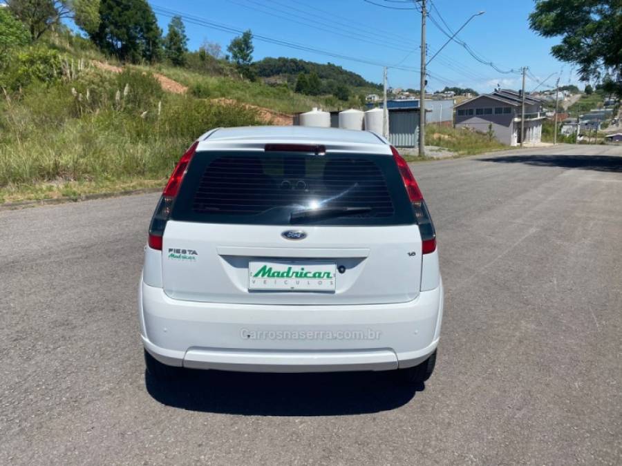 FORD - FIESTA - 2013/2014 - Branca - R$ 40.000,00