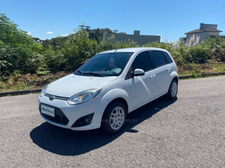 FORD - FIESTA - 2013/2014 - Branca - R$ 40.000,00