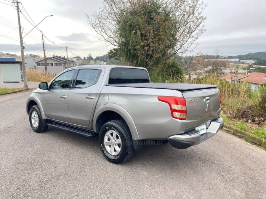 MITSUBISHI - L200 TRITON - 2017/2018 - Prata - R$ 150.000,00