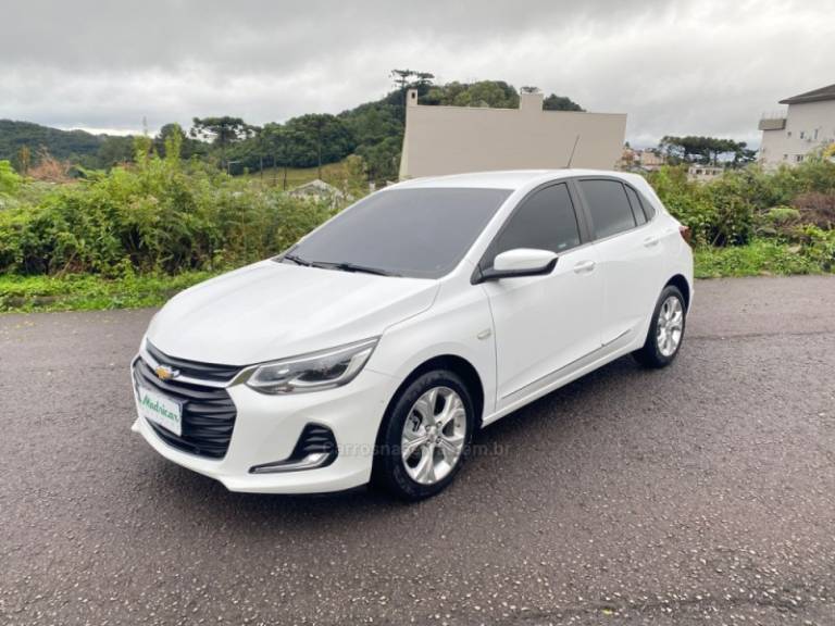CHEVROLET - ONIX - 2021/2022 - Branca - R$ 84.000,00