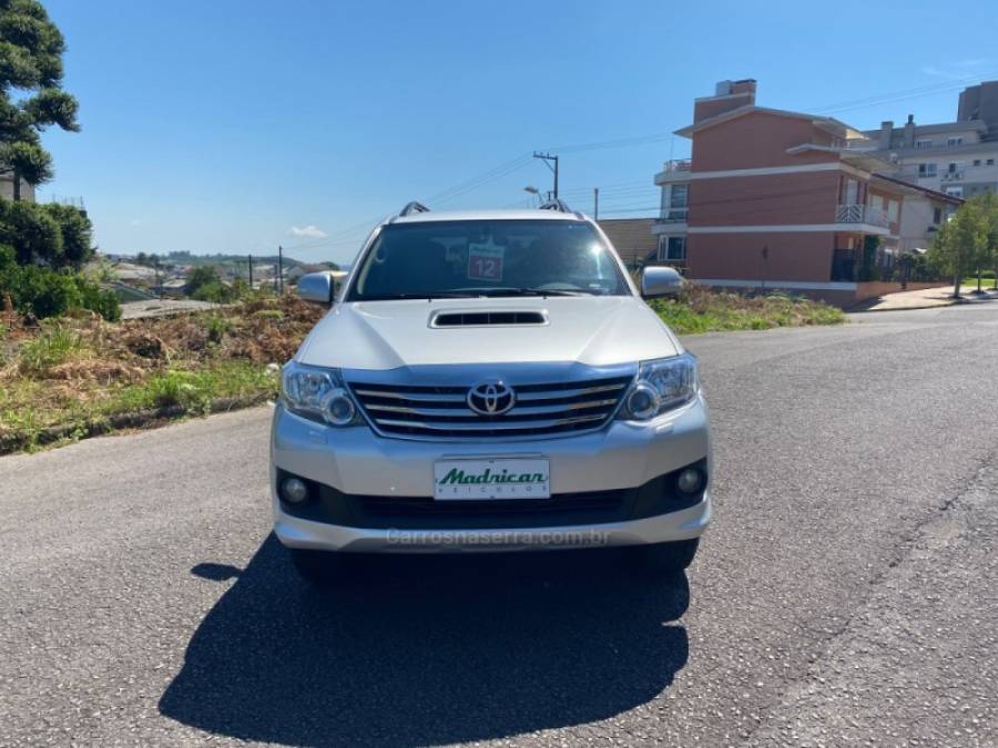 TOYOTA - HILUX SW4 - 2012/2012 - Prata - R$ 130.000,00