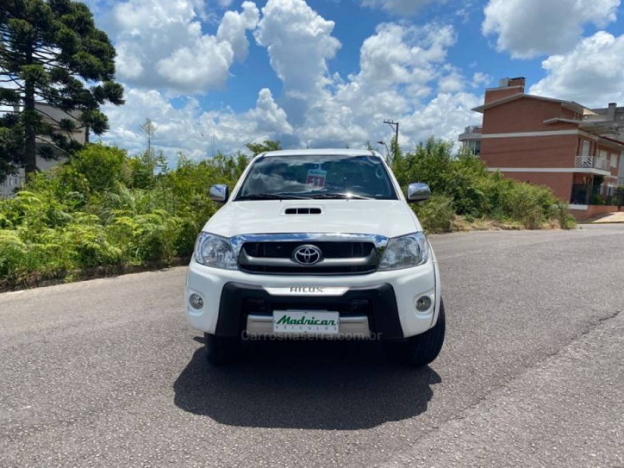 TOYOTA - HILUX - 2011/2011 - Branca - R$ 106.000,00