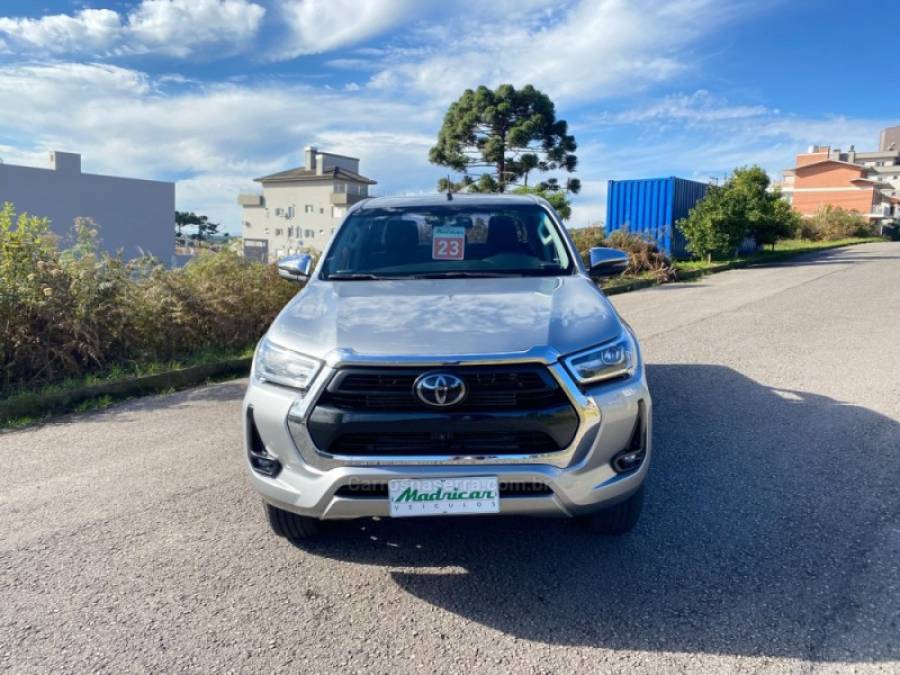 TOYOTA - HILUX - 2023/2023 - Prata - R$ 270.000,00