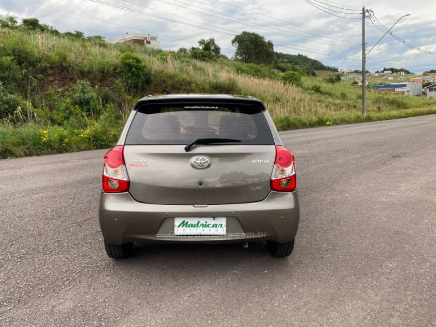 TOYOTA - ETIOS - 2016/2017 - Cinza - R$ 60.000,00