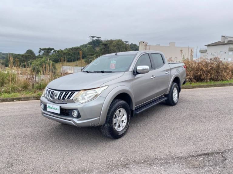 MITSUBISHI - L200 TRITON - 2017/2018 - Prata - R$ 150.000,00