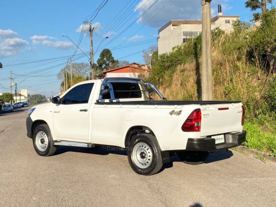 TOYOTA - HILUX - 2024/2024 - Branca - R$ 210.000,00