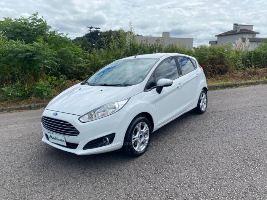 FORD - FIESTA - 2016/2017 - Branca - R$ 60.000,00