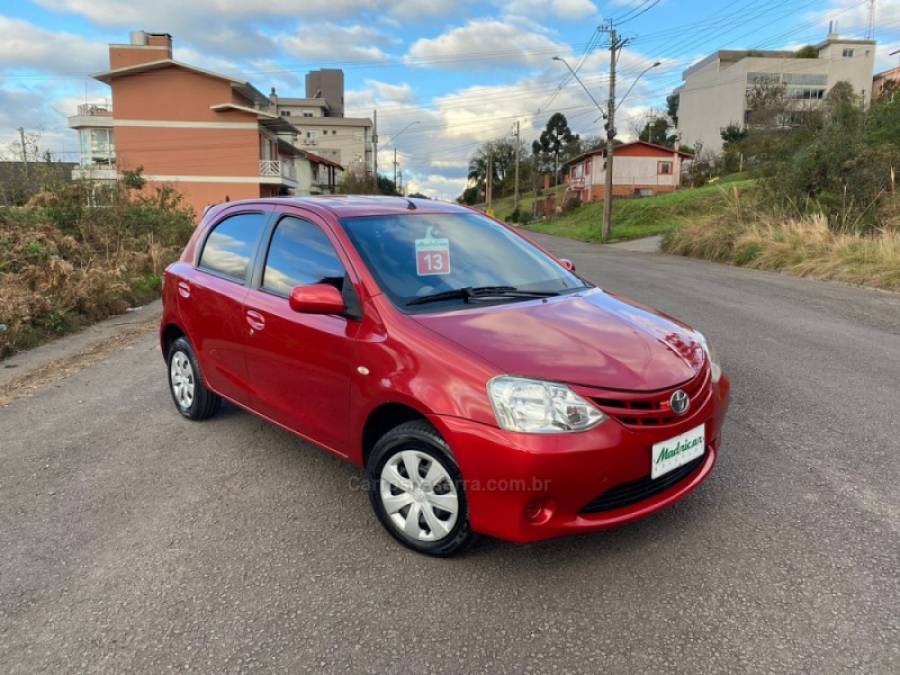 TOYOTA - ETIOS - 2013/2013 - Vermelha - R$ 40.000,00