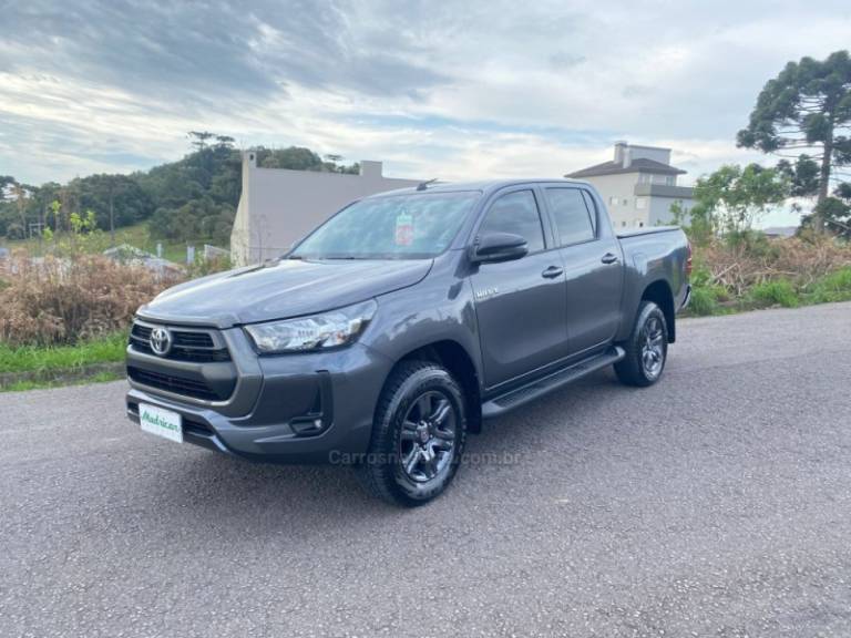 TOYOTA - HILUX - 2023/2024 - Cinza - R$ 235.000,00