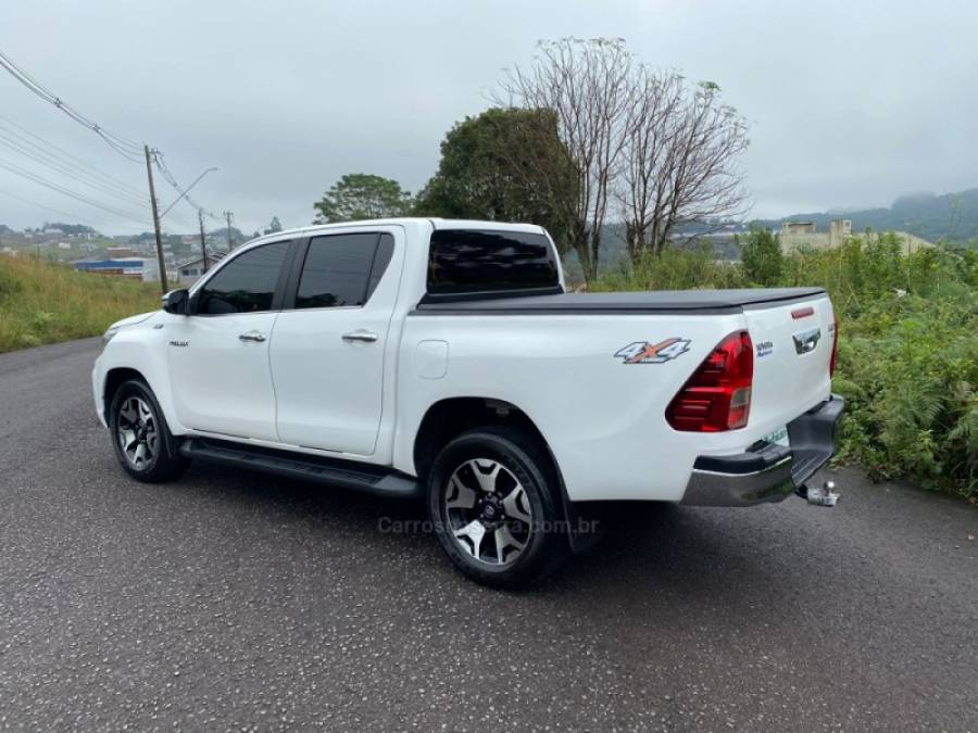 TOYOTA - HILUX - 2018/2019 - Branca - R$ 195.000,00