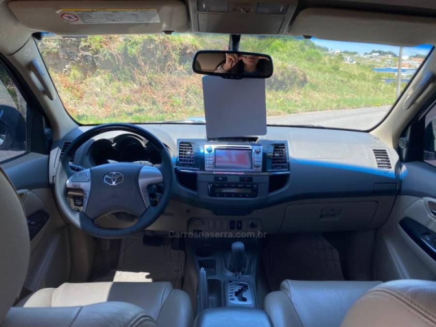 TOYOTA - HILUX SW4 - 2012/2012 - Prata - R$ 130.000,00