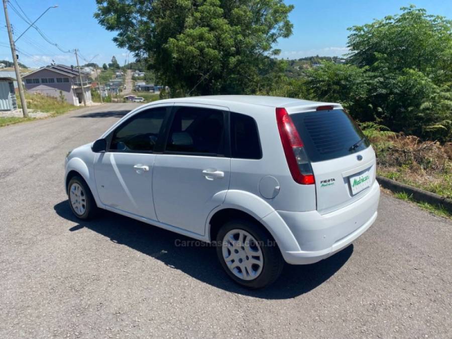 FORD - FIESTA - 2013/2014 - Branca - R$ 40.000,00