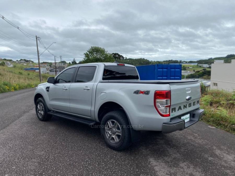 FORD - RANGER - 2021/2022 - Prata - R$ 170.000,00