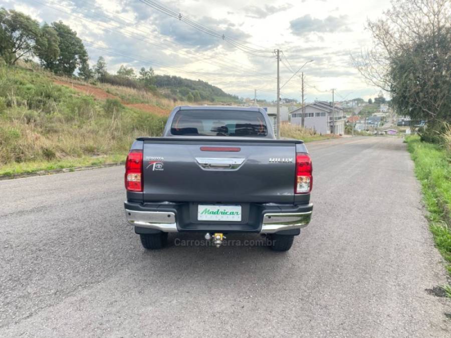 TOYOTA - HILUX - 2023/2024 - Cinza - R$ 235.000,00