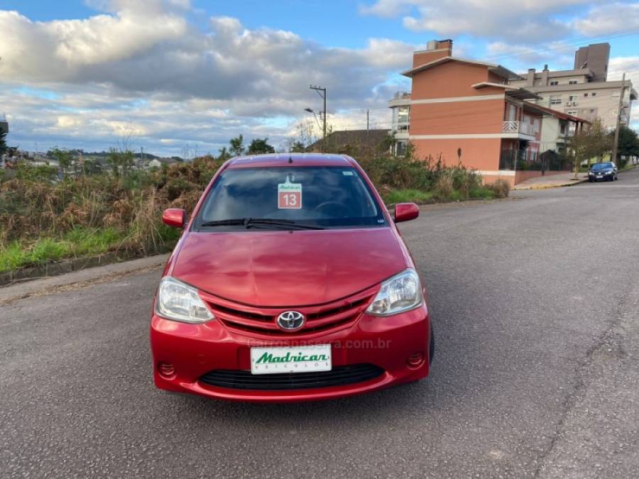 TOYOTA - ETIOS - 2013/2013 - Vermelha - R$ 38.000,00