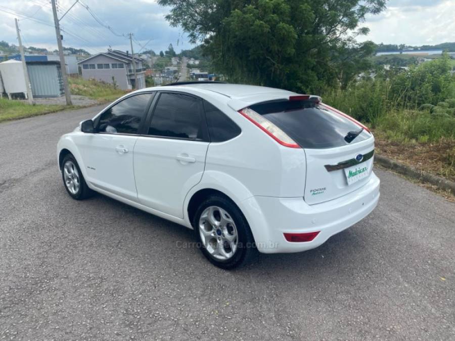 FORD - FOCUS - 2011/2012 - Branca - R$ 45.300,00