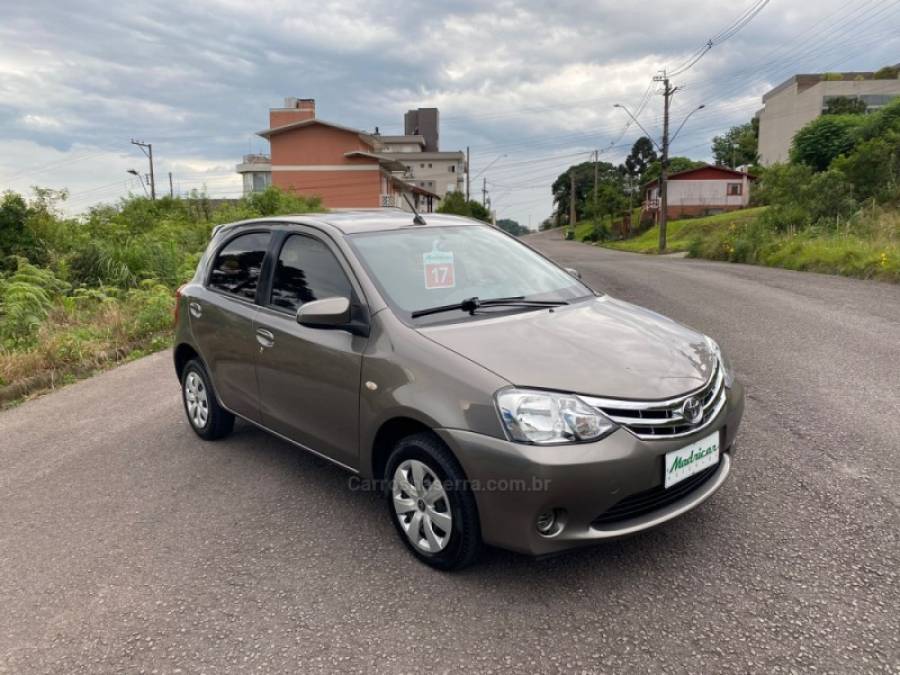 TOYOTA - ETIOS - 2016/2017 - Cinza - R$ 60.000,00