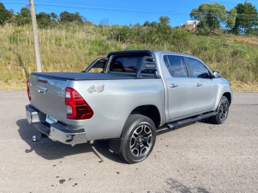 TOYOTA - HILUX - 2023/2023 - Prata - R$ 270.000,00