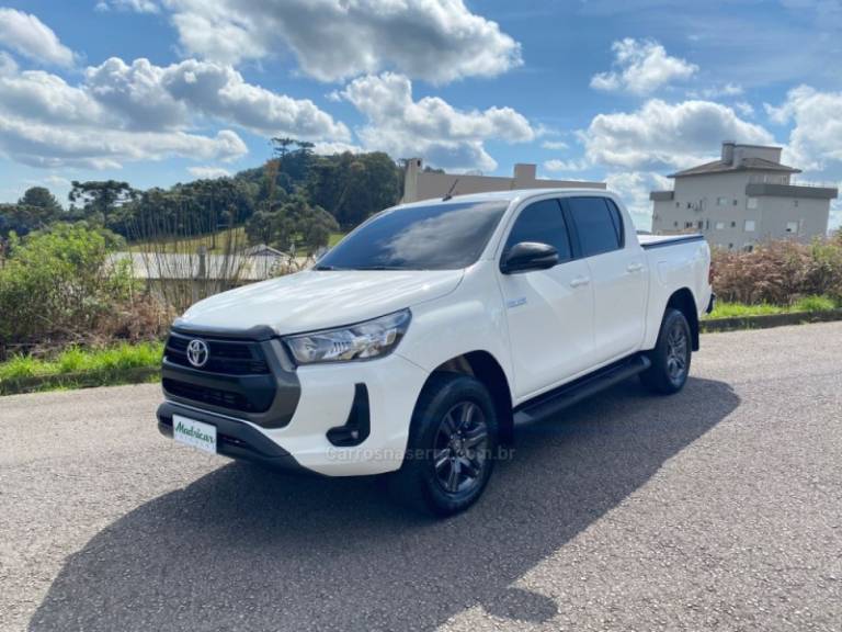 TOYOTA - HILUX - 2024/2024 - Branca - R$ 230.000,00