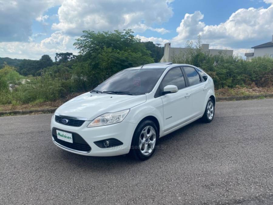 FORD - FOCUS - 2011/2012 - Branca - R$ 45.300,00