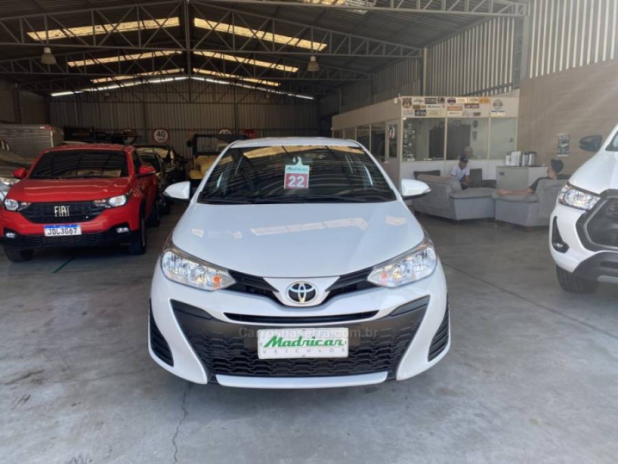 TOYOTA - YARIS - 2021/2022 - Branca - R$ 86.000,00