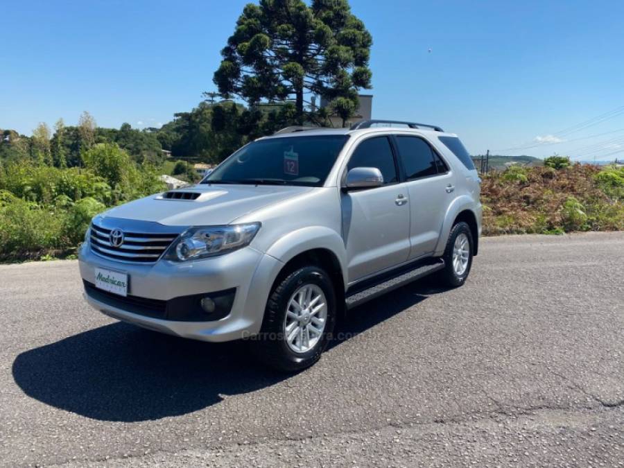 TOYOTA - HILUX SW4 - 2012/2012 - Prata - R$ 130.000,00