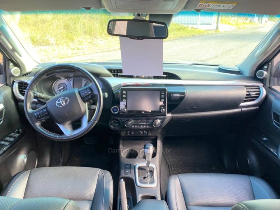 TOYOTA - HILUX - 2023/2023 - Prata - R$ 270.000,00