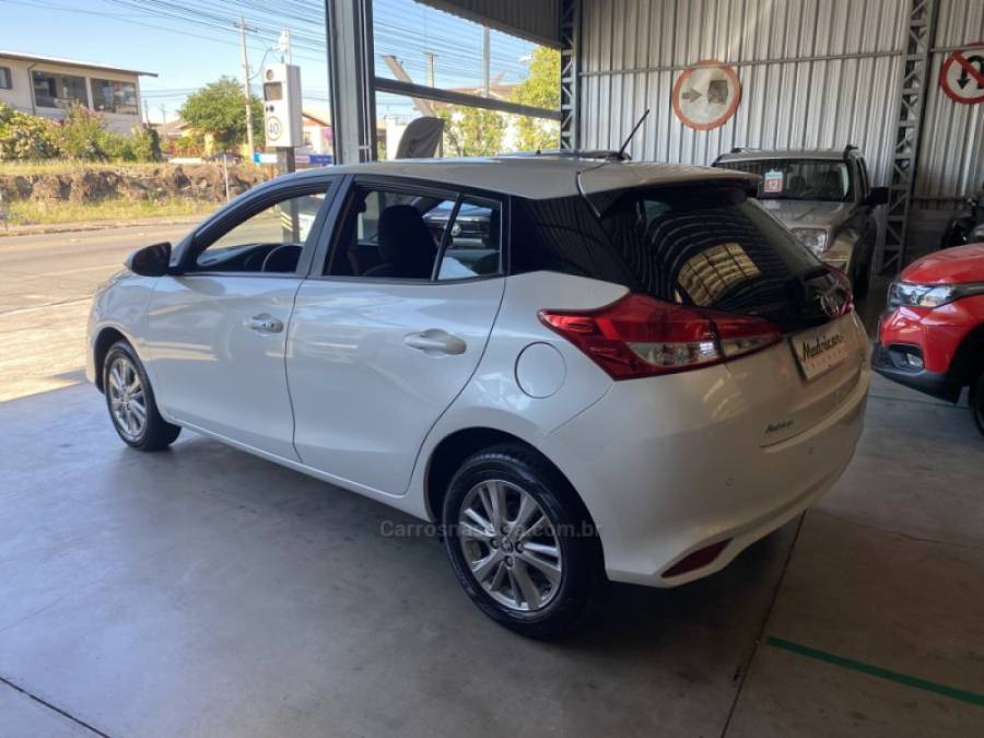 TOYOTA - YARIS - 2021/2022 - Branca - R$ 86.000,00