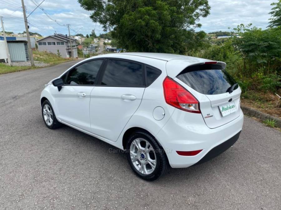FORD - FIESTA - 2016/2017 - Branca - R$ 60.000,00