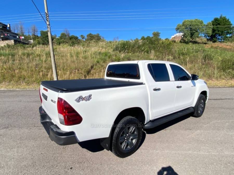 TOYOTA - HILUX - 2022/2022 - Branca - R$ 175.000,00