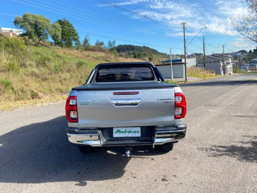TOYOTA - HILUX - 2023/2023 - Prata - R$ 270.000,00
