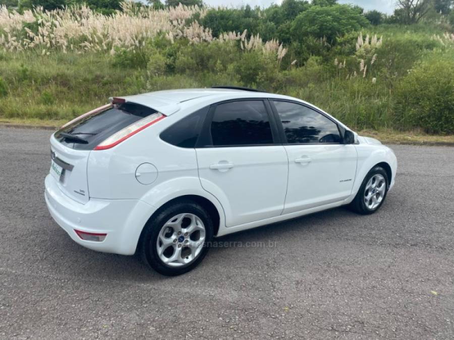 FORD - FOCUS - 2011/2012 - Branca - R$ 45.300,00