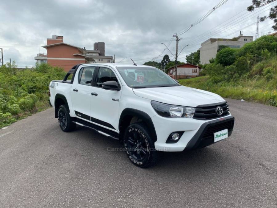 TOYOTA - HILUX - 2017/2018 - Branca - R$ 172.000,00