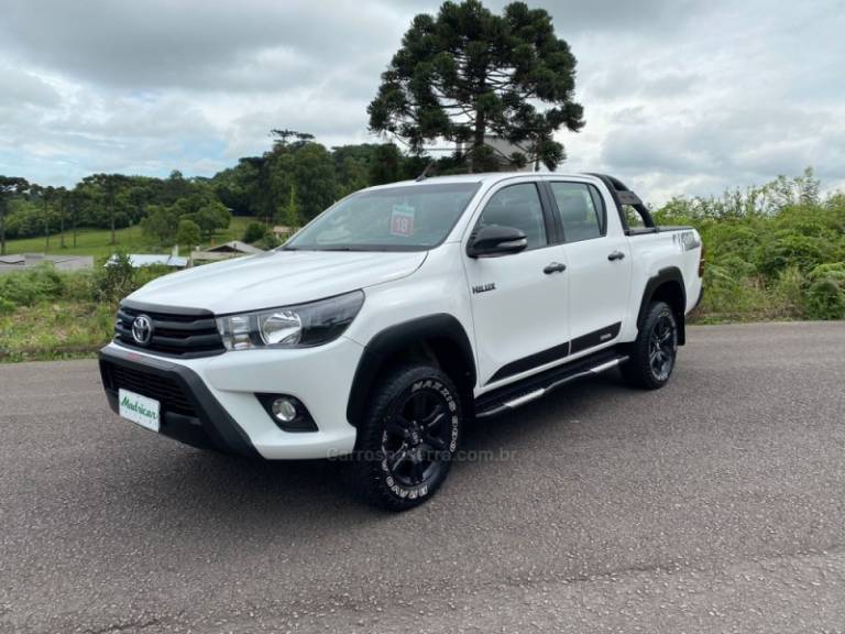 TOYOTA - HILUX - 2017/2018 - Branca - R$ 172.000,00