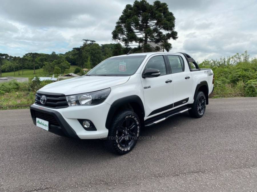 TOYOTA - HILUX - 2017/2018 - Branca - R$ 172.000,00