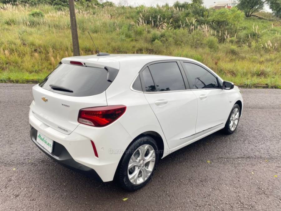 CHEVROLET - ONIX - 2021/2022 - Branca - R$ 84.000,00