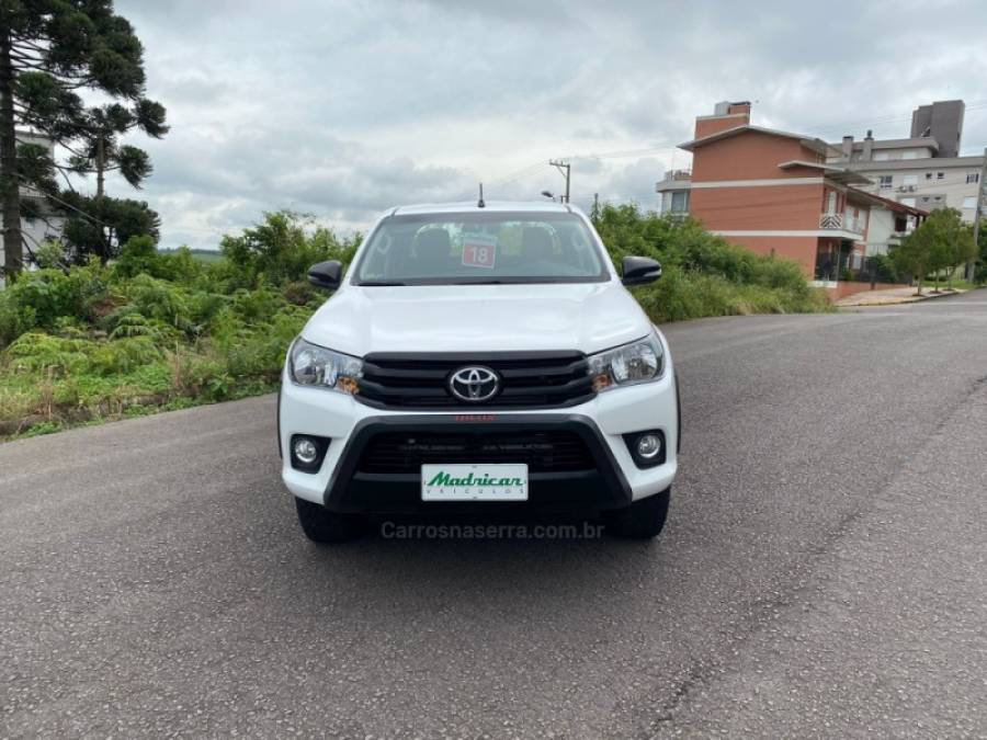 TOYOTA - HILUX - 2017/2018 - Branca - R$ 172.000,00