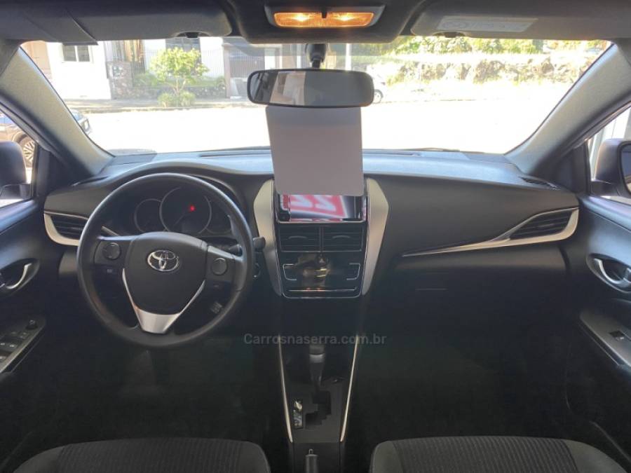 TOYOTA - YARIS - 2021/2022 - Branca - R$ 86.000,00