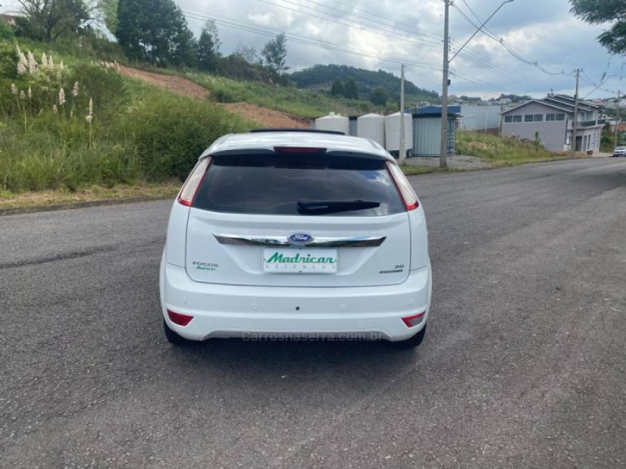 FORD - FOCUS - 2011/2012 - Branca - R$ 45.300,00