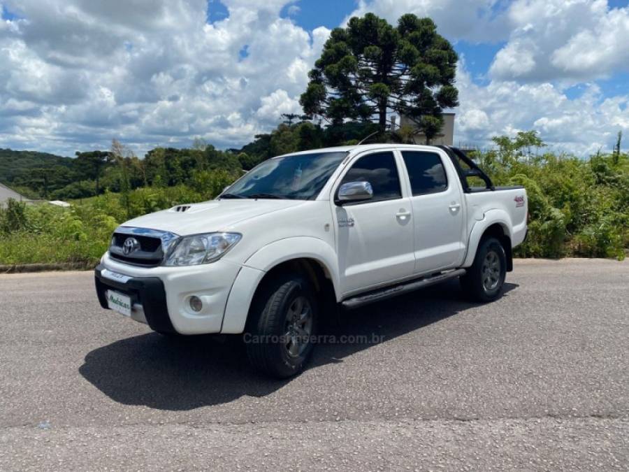 TOYOTA - HILUX - 2011/2011 - Branca - R$ 106.000,00