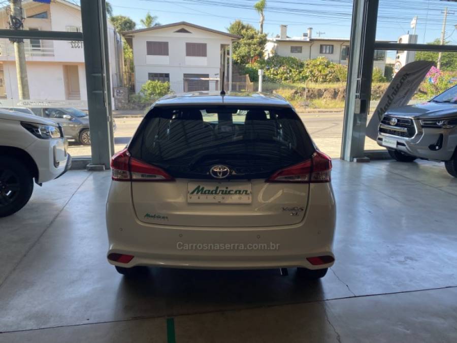 TOYOTA - YARIS - 2021/2022 - Branca - R$ 86.000,00