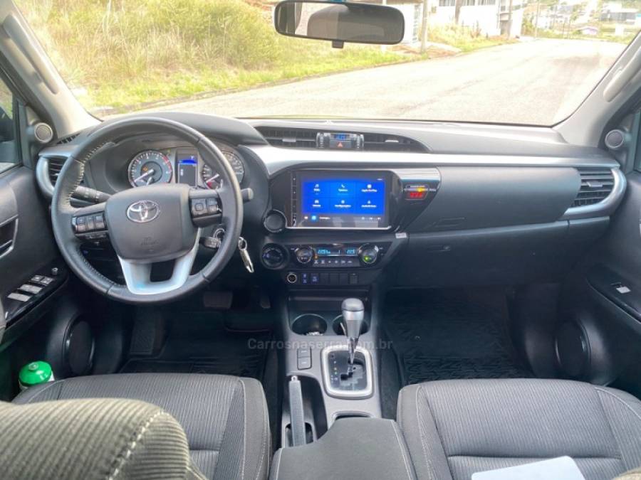 TOYOTA - HILUX - 2023/2024 - Cinza - R$ 235.000,00