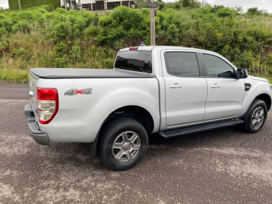 FORD - RANGER - 2021/2022 - Prata - R$ 170.000,00