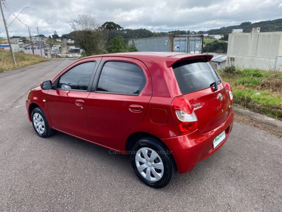 TOYOTA - ETIOS - 2013/2013 - Vermelha - R$ 40.000,00