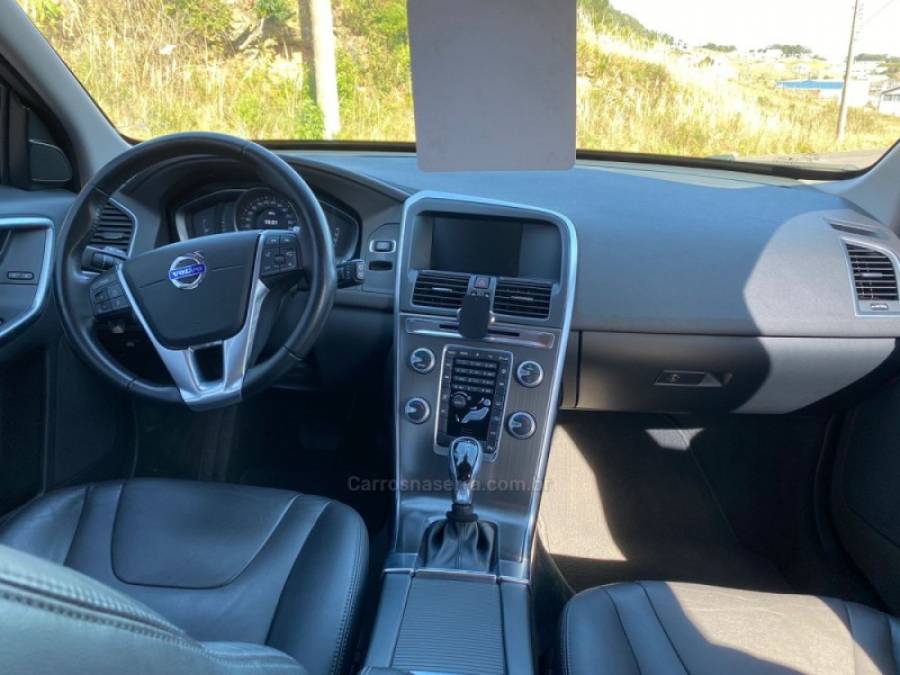 VOLVO - XC60 - 2015/2016 - Preta - R$ 86.000,00