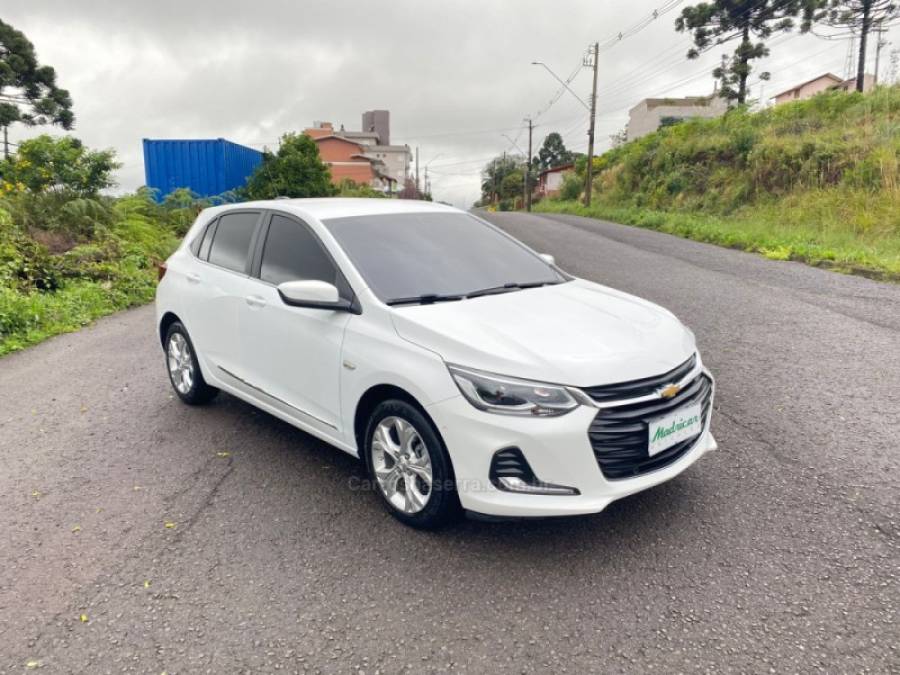 CHEVROLET - ONIX - 2021/2022 - Branca - R$ 84.000,00