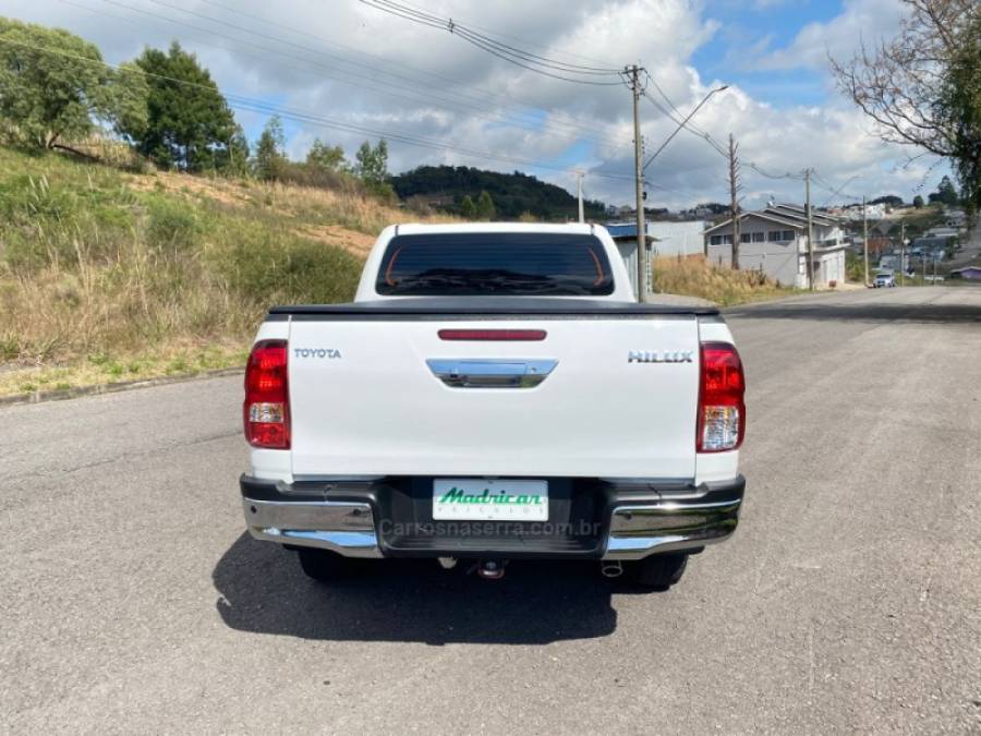 TOYOTA - HILUX - 2024/2024 - Branca - R$ 230.000,00