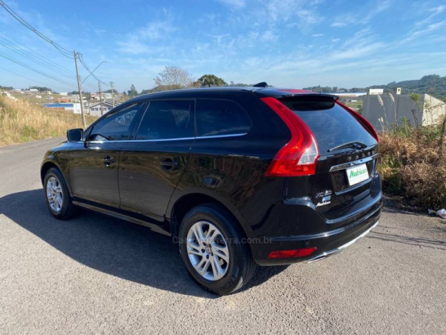 VOLVO - XC60 - 2015/2016 - Preta - R$ 86.000,00