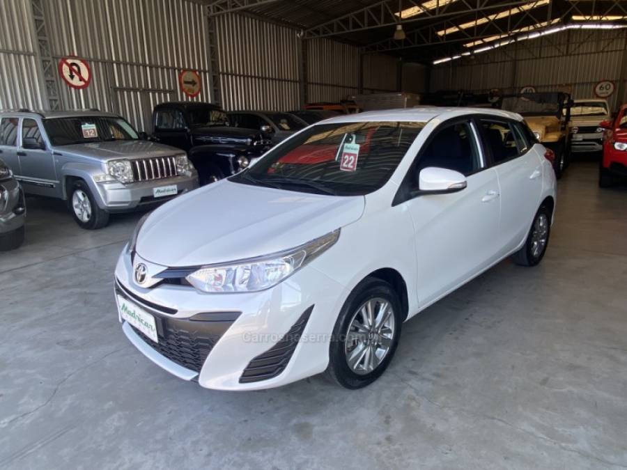 TOYOTA - YARIS - 2021/2022 - Branca - R$ 86.000,00
